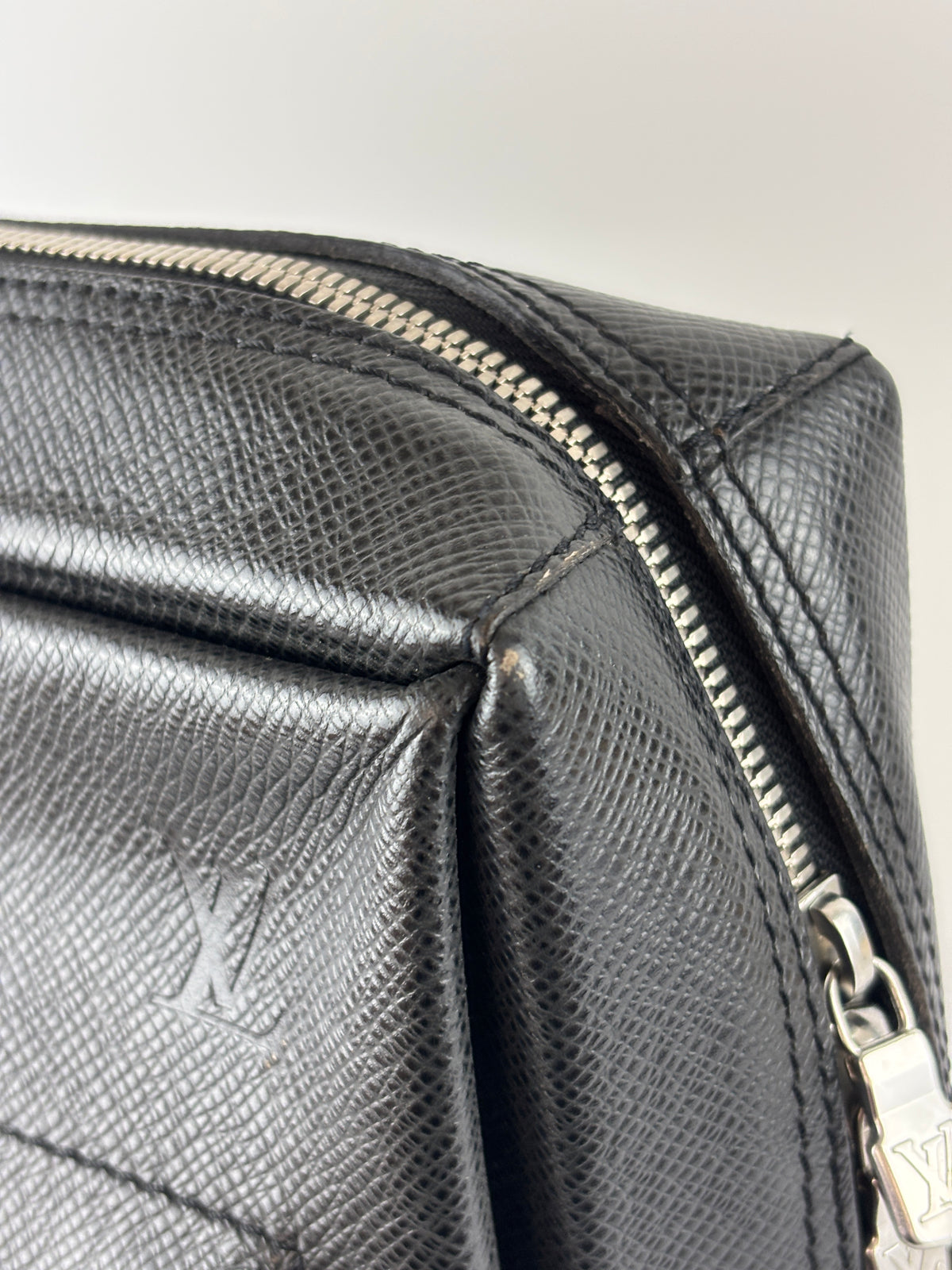 Black Taiga Leather / Green Beluga Messenger Bag - Glampot