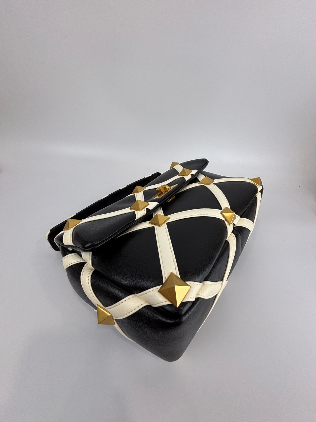 Roman Stud Chain Bag Black / White - Glampot