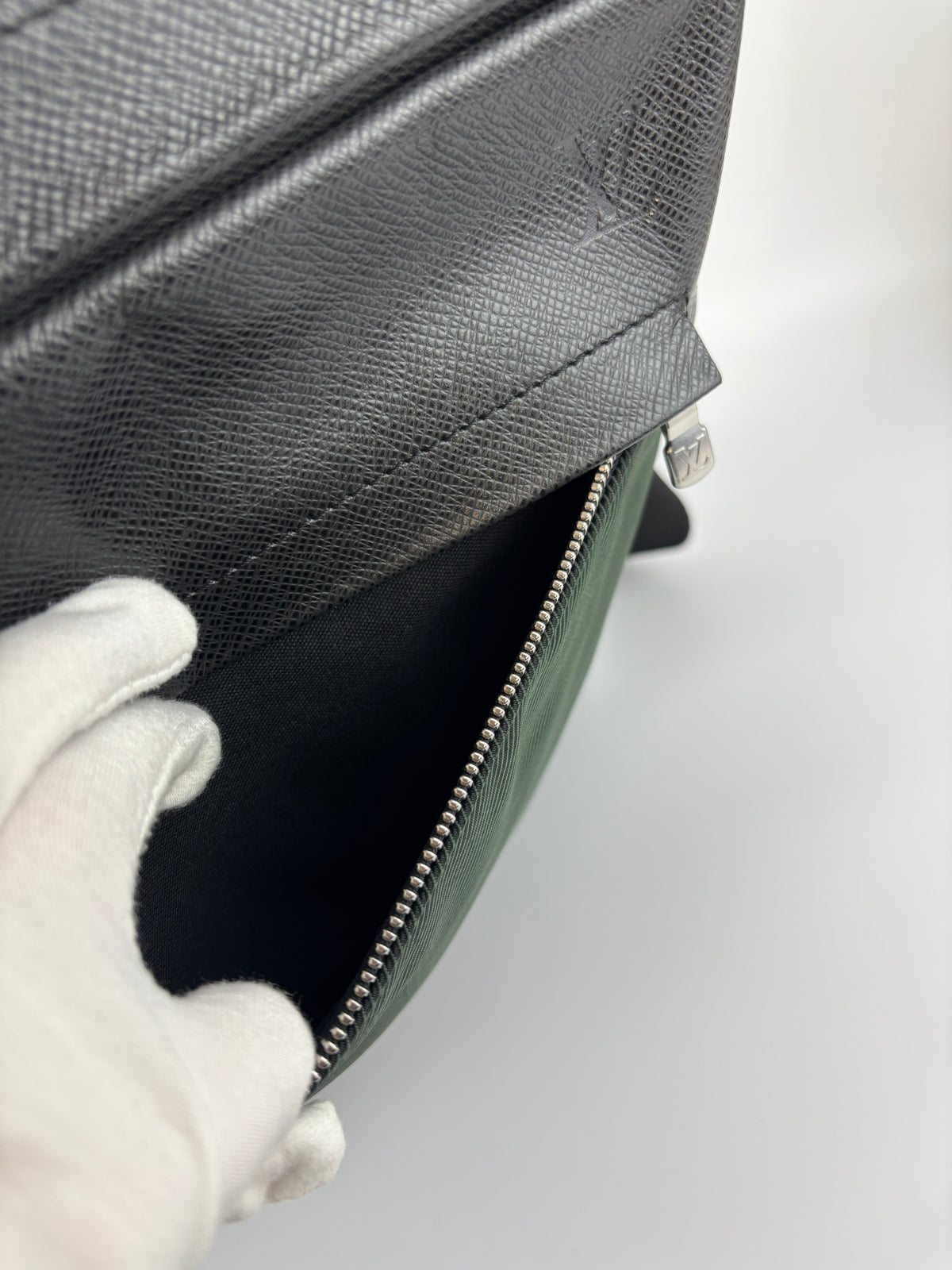 Black Taiga Leather / Green Beluga Messenger Bag - Glampot