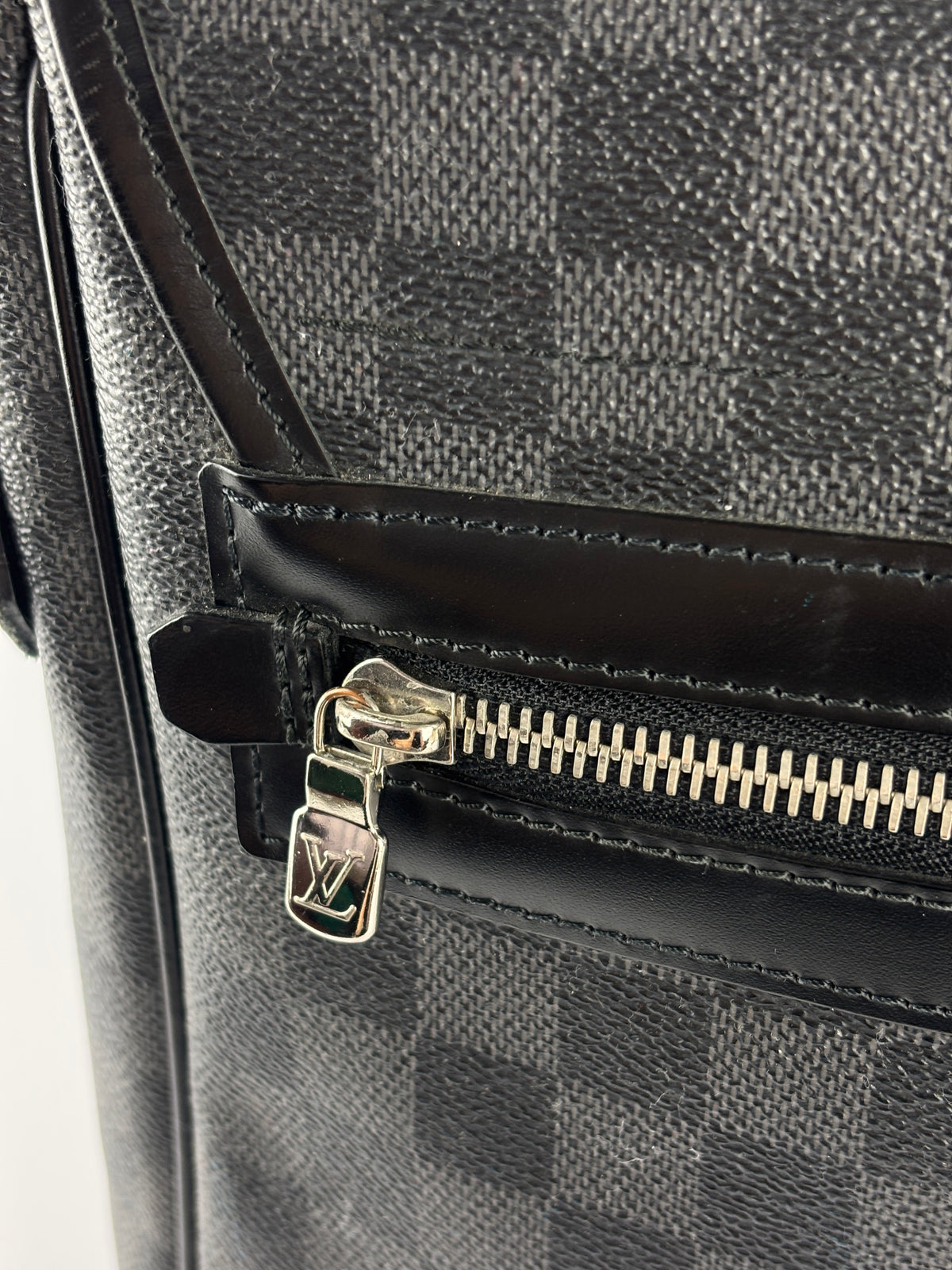 Damier Graphite Daniel Messenger Bag - Glampot