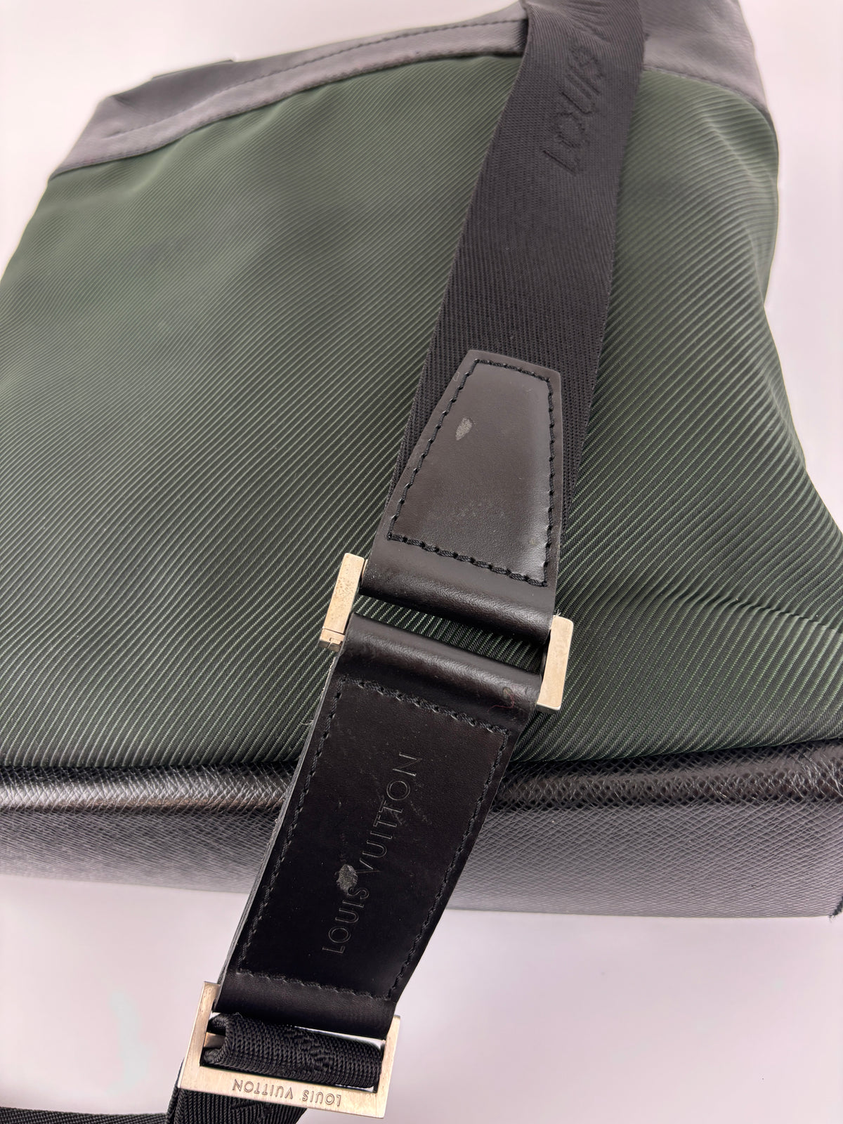 Black Taiga Leather / Green Beluga Messenger Bag - Glampot