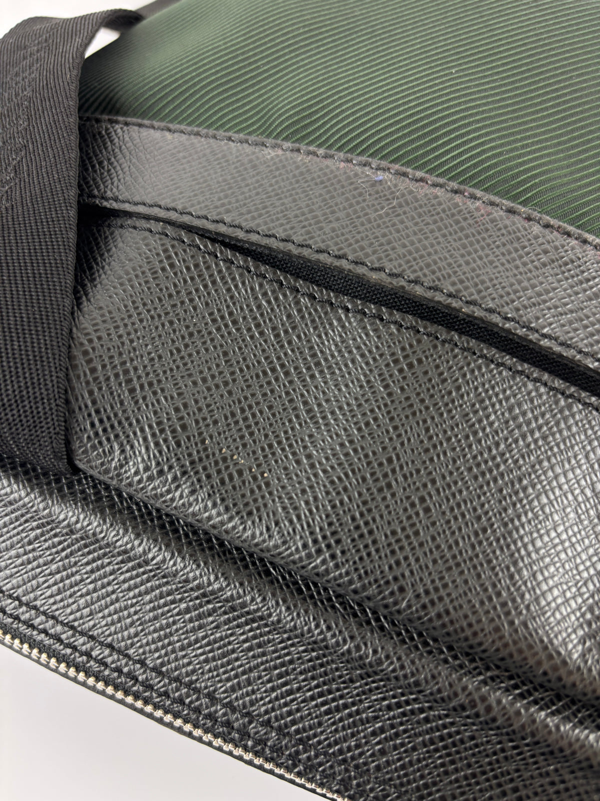 Black Taiga Leather / Green Beluga Messenger Bag - Glampot