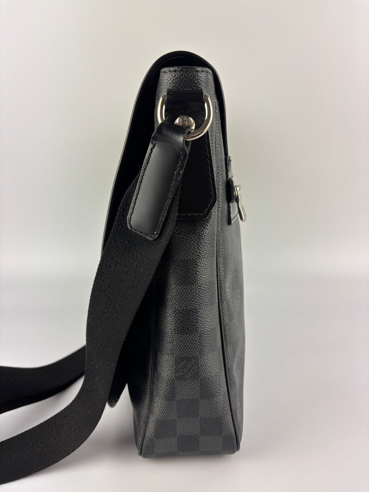 Damier Graphite Daniel Messenger Bag - Glampot