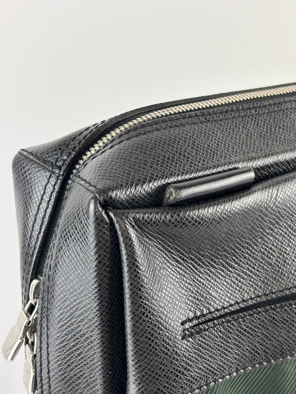Black Taiga Leather / Green Beluga Messenger Bag - Glampot