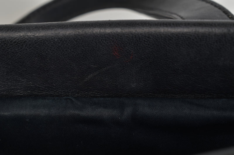 大号黑色 Matelasse 皮革框架手提包