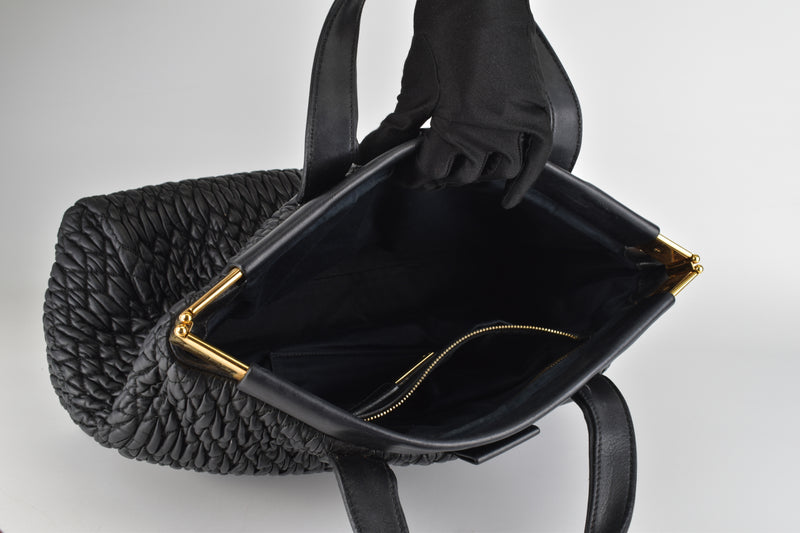 大号黑色 Matelasse 皮革框架手提包